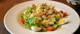 Salată Caesar cu pui: secretele gătitului acasă