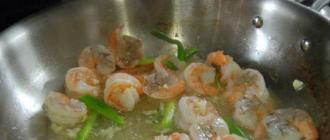 Shrimps fried with lemon and garlic