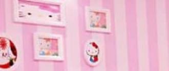 Ροζ ταπετσαρίες: στο εσωτερικό, ποιες είναι κατάλληλες, το φόντο, με ποιες συνδυάζονται, φωτογραφία, λευκό χρώμα στο δωμάτιο, γκρι-ροζ κουρτίνες στην κρεβατοκάμαρα, βίντεο Γκρι-ροζ ταπετσαρία για τοίχους